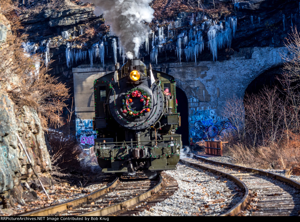 BLW 26 pulling the North Pole Limited westbound in the Nay Aug Gorge